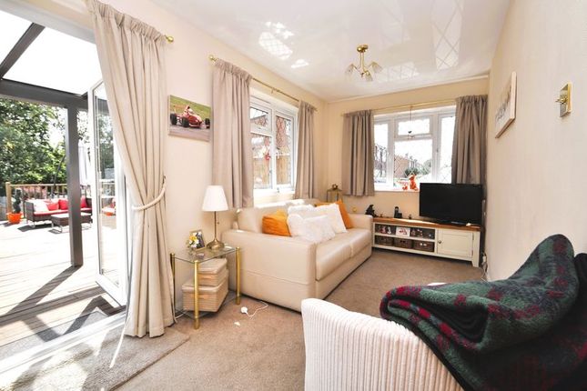2, Angus Close, Chessington photo 4