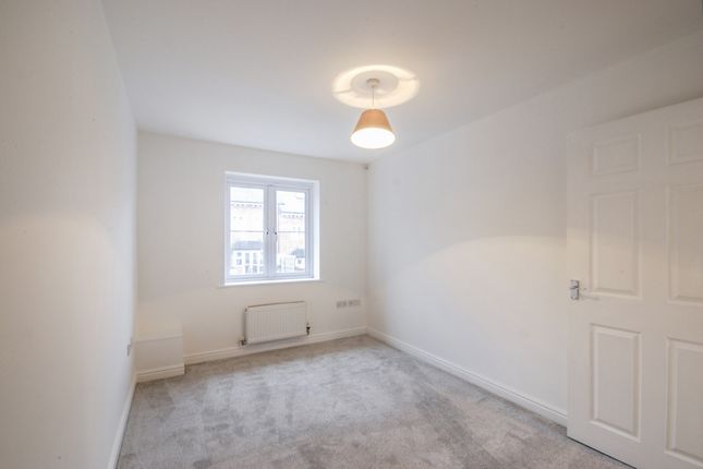 Flat to rent in Sarafand Grove, Rochester