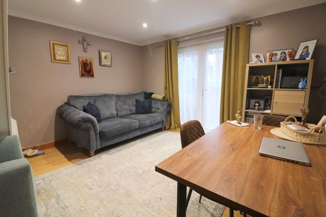 2, Chelsworth Close, Luton photo 2
