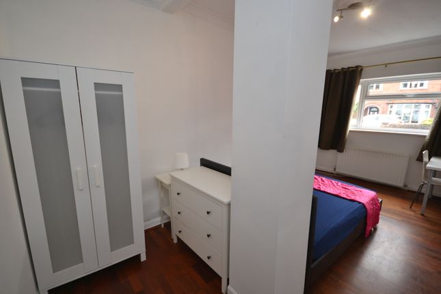 Room to rent in Room 6, Lilac Crescent, Beeston