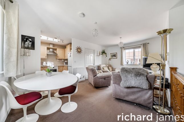 5, Palomino Place, Swindon photo 2