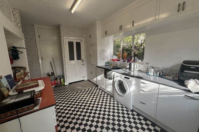 51, Well End Road, Borehamwood photo 3