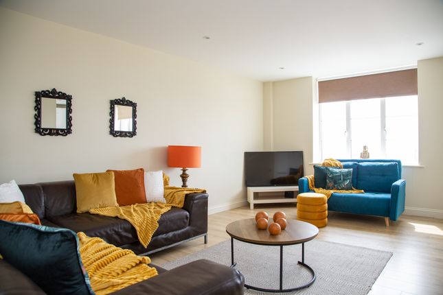 Flat to rent in Mitre House, Western Road, Brighton