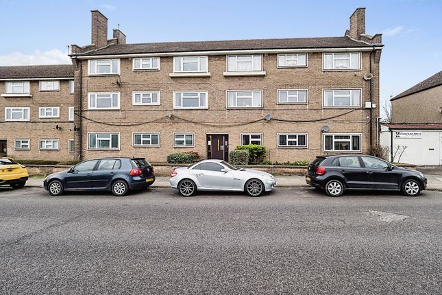 Flat for sale in Bevan Way, Hornchurch