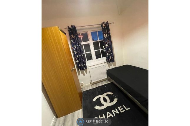 Flat to rent in Bedwell Road, London