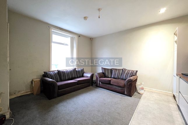 12 North Street, Huddersfield photo 4