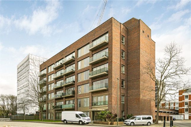 Flat for sale in Fairfield Avenue, Staines-Upon-Thames, Surrey