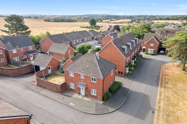 3, Pine Tree Close, Burntwood photo 2