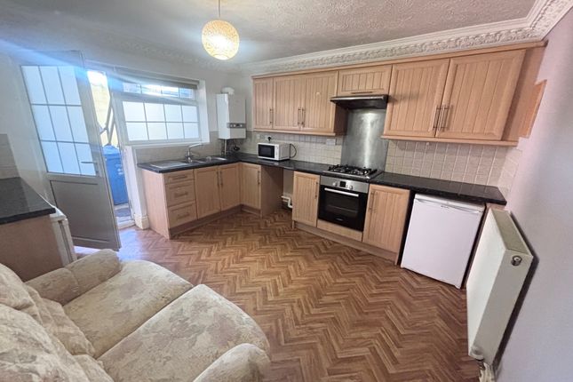 145b, Newland Avenue, HULL photo 2