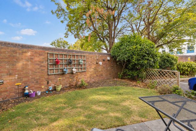 Flat 39 Fairhaven Court, Fairhaven, Egham photo 4