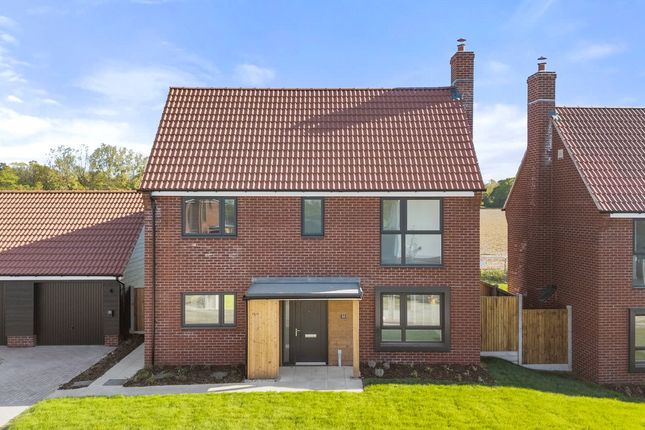 32, Robinson Close, Colchester photo 2