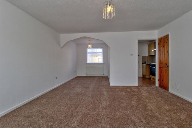 12, Woodham Park, Barry photo 5