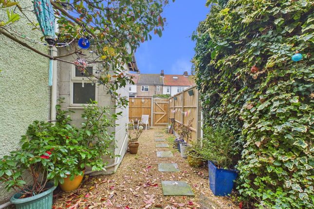 54, Crabtree Lane, Lancing photo 2