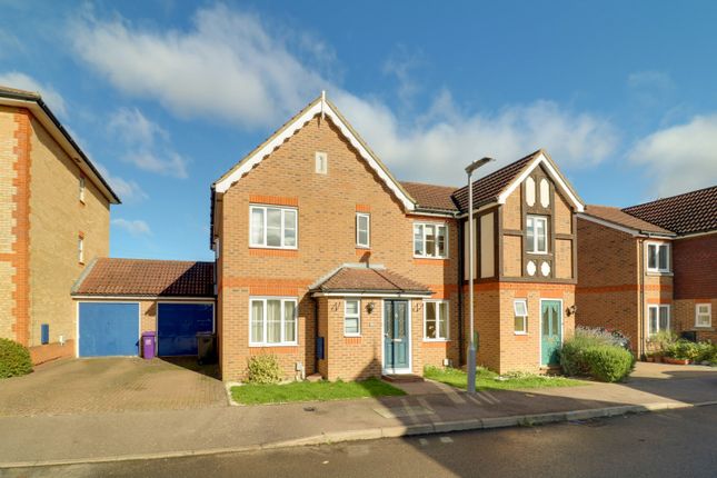 27, Blackdown Close, Stevenage photo 2