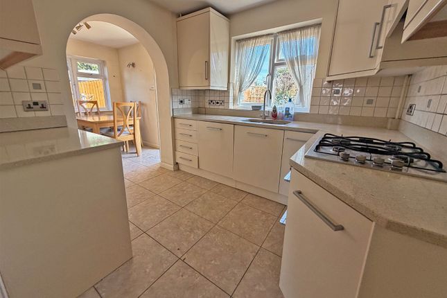 32 Forge Close, Holmer Green, Buckinghamshire photo 2