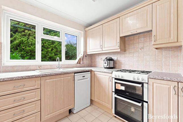 4, Great Oaks, Brentwood photo 3