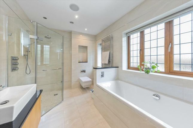 15 Ollards Grove, Loughton photo 2