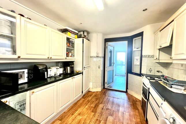Room to rent in Seventh Avenue, London