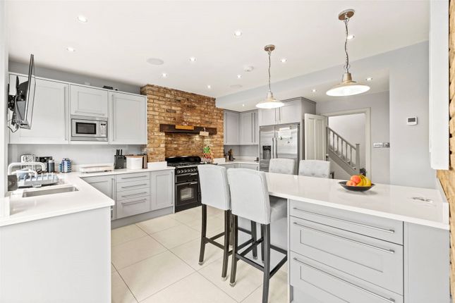 38, Courtlands Avenue, Hampton photo 3