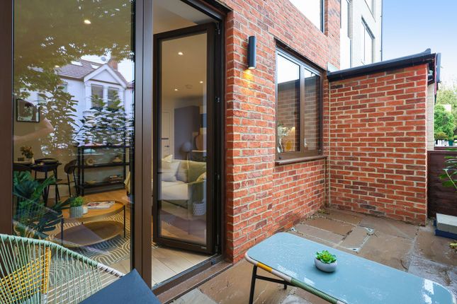 Flat for sale in Carlyle Road, Ealing