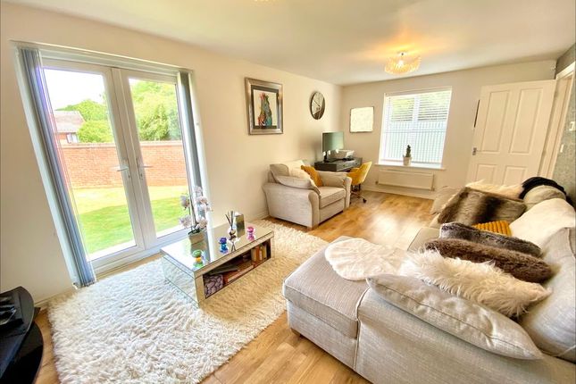 24, Owen Close, Fareham photo 2