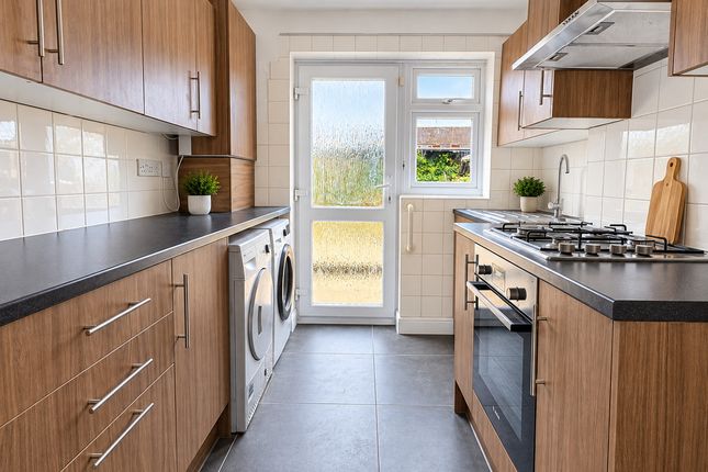 22, Oates Road, Collier Row photo 4