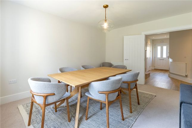 2, Olivers Close, Witney photo 5