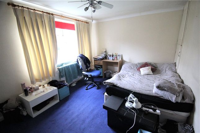 48, Spring Rise, Surrey photo 4