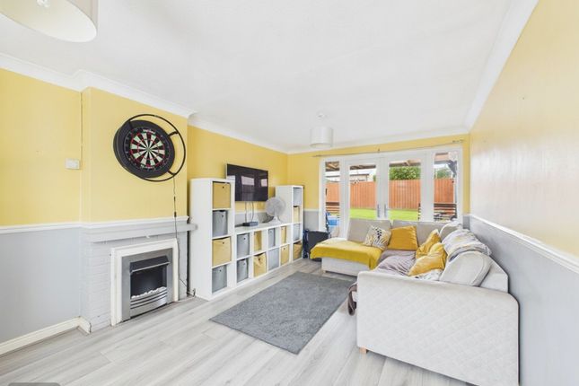 32 Beech Close, Huntingdon photo 3