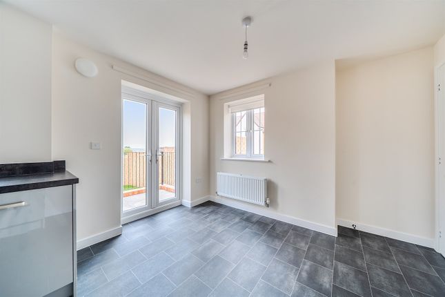 32, Sylvester Crescent, Costhorpe, Worksop photo 4