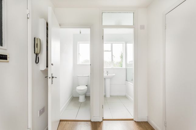23A, Brook Parade, Chigwell photo 3