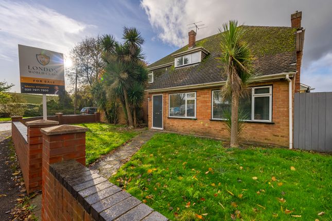 Thumbnail Detached house for sale in Hithermoor Road, Staines