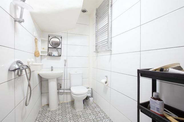 End terrace house for sale in Apollo Place, London