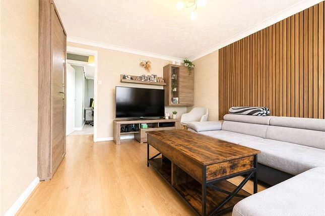 71, Goldfinch Road, London photo 2