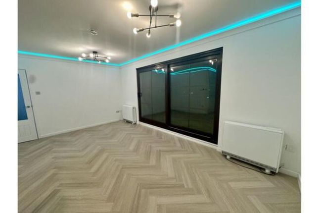 Flat 5, 129, St. Marys Lane, Upminster photo 4