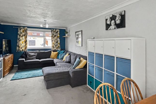 7, Oakwood, Flackwell Heath photo 3