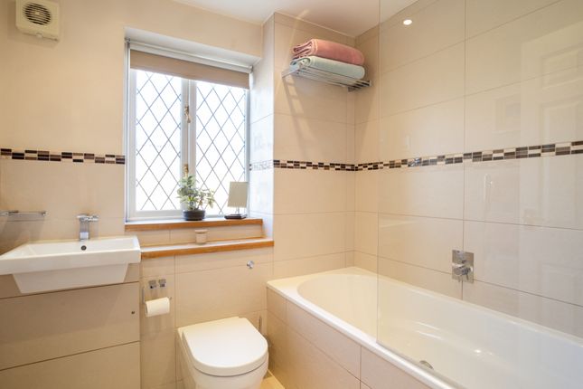 Town house to rent in Lynwood Road, Thames Ditton