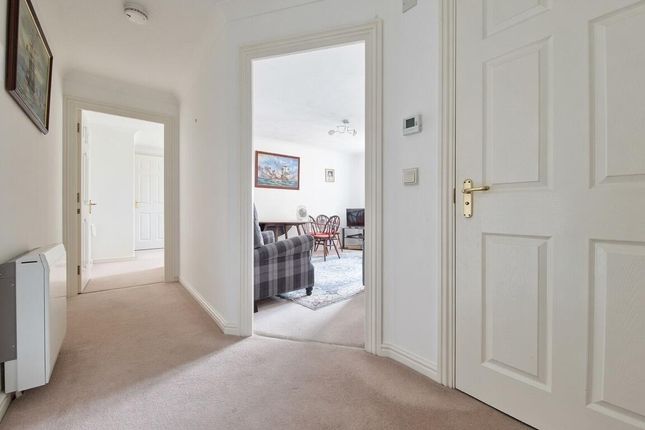 Flat 42, Montague Court, Hamlet Court Road, Westcliff-On-Sea photo 4