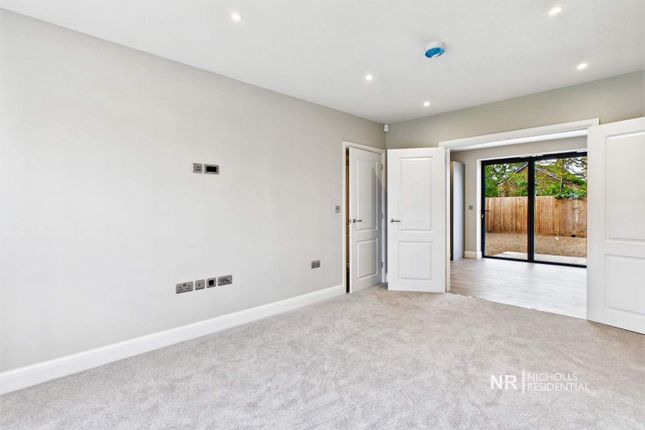5, Denys Place, Chessington photo 4
