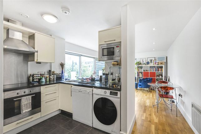 Flat 3, 1, Hare Marsh, London photo 2