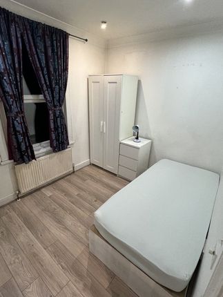 Shared accommodation to rent in Colchester Road, London