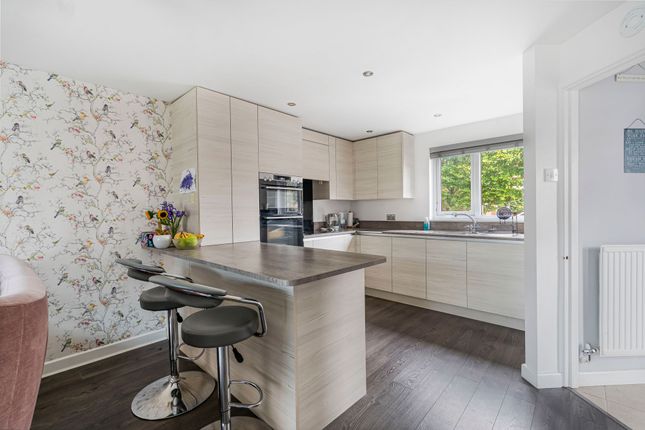 23 Abbotsbury Way, Swindon photo 4