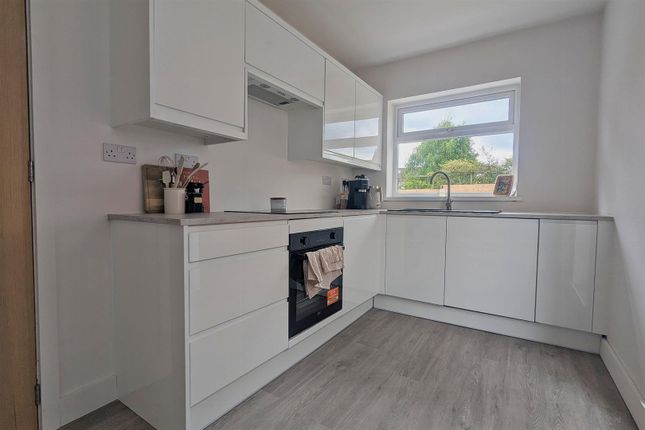 8, The Close, Little Weighton, Cottingham photo 4