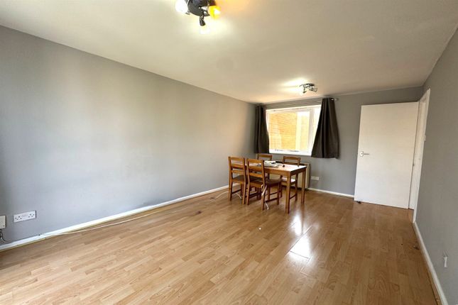 27 Felixstowe Court, North Woolwich, London photo 3