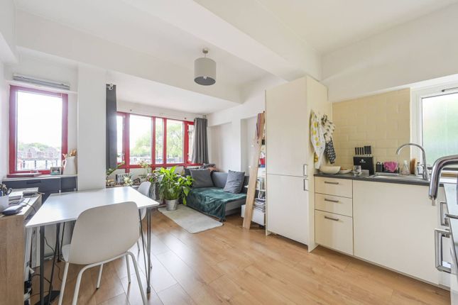Flat to rent in Maynards Quay, Wapping, London