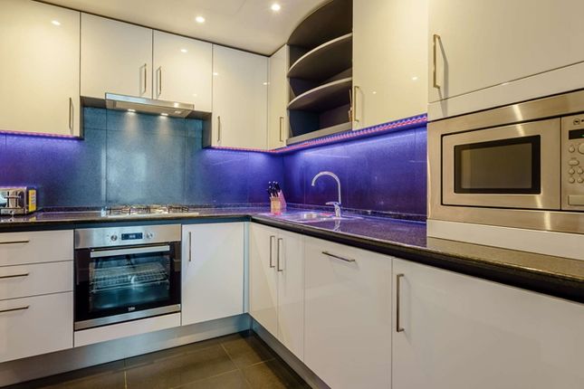 Flat to rent in Westferry Circus, London
