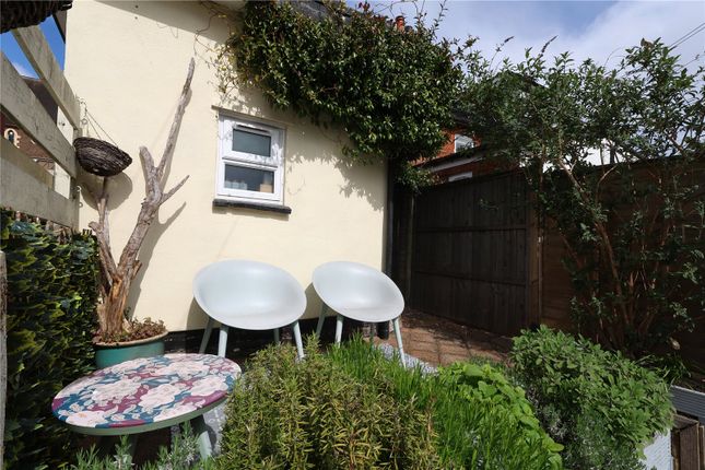 End terrace house to rent in East Street, Farnham, Surrey