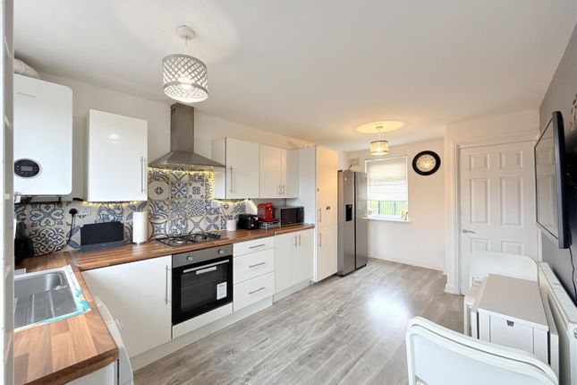 36, Friezland Close, Stalybridge photo 3