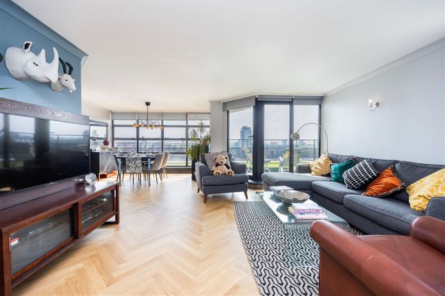 Penthouse for sale in Burrells Wharf Square, London