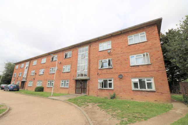 Thumbnail Flat for sale in Little Gearies, Ilford